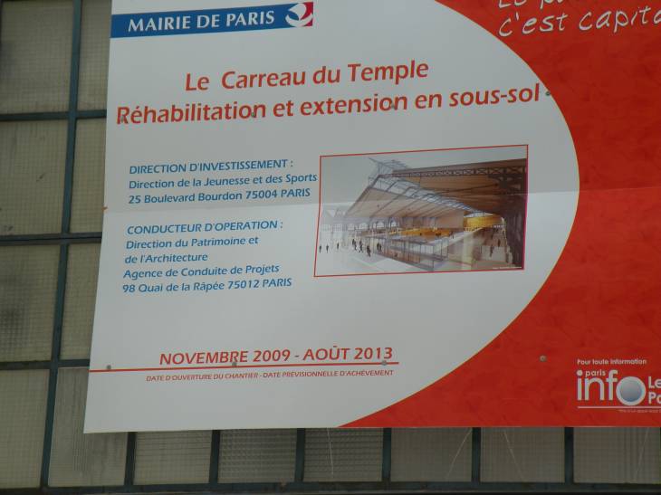  panneau annonçant la réhabilitation du Carreau du Temple